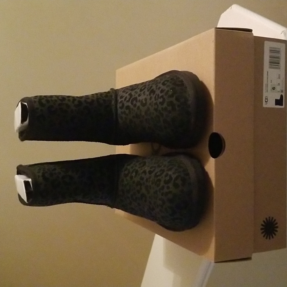 UGG KIDS CLASSIC II GLITTER LEOPARD IN BLACK.  SIZE 6